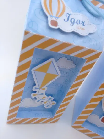Caixa Milk Luxo Pipas e Balões com Visor Personalizada