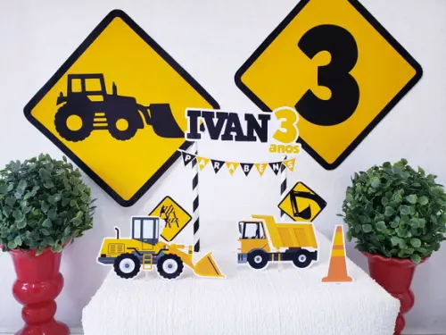 Festa em Casa Obras Topo de Bolo com Bandeirola