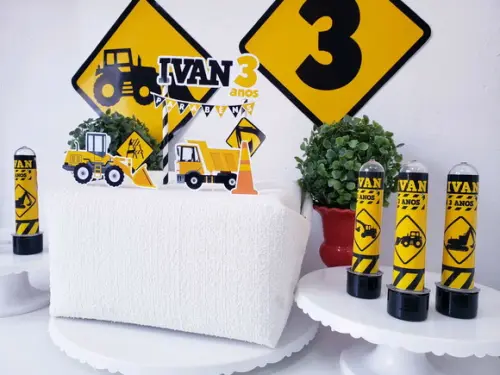 Festa em Casa Obras Topo de Bolo com Tubetes