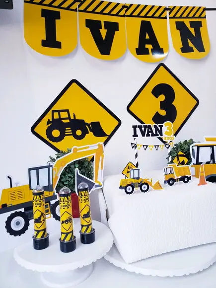 Festa em Casa Obras Topo de Bolo com Tubetes e Display