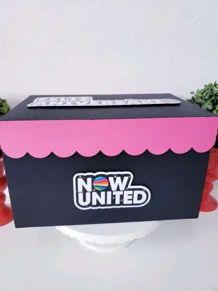 Festa na Caixa Cenário Now United Explosão para Bolo
