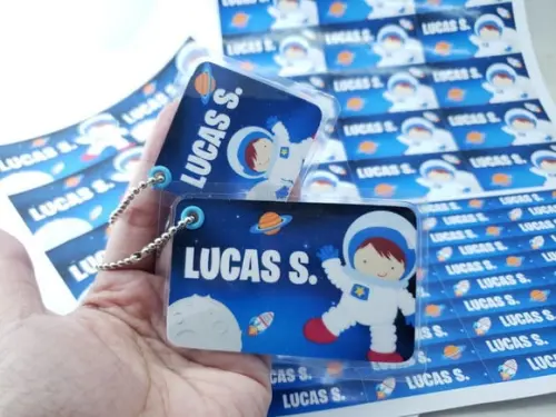 Kit 90 Etiquetas Adesivas Escolar Astronauta com 2 Chaveiros
