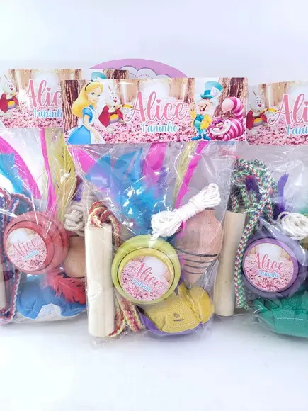 Kit Alice no País das Maravilhas Peteca Corda Ioiô e Pião