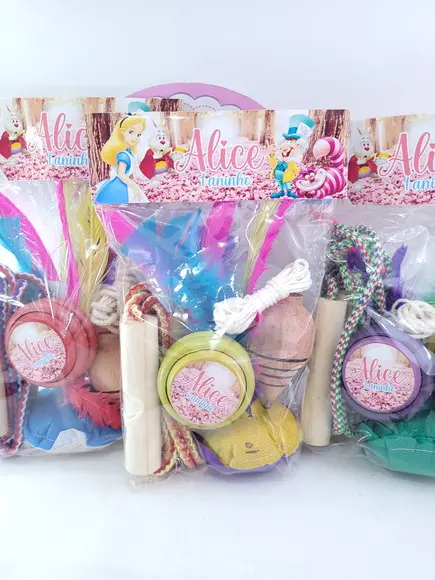 Kit Alice no País das Maravilhas Peteca Corda Ioiô e Pião