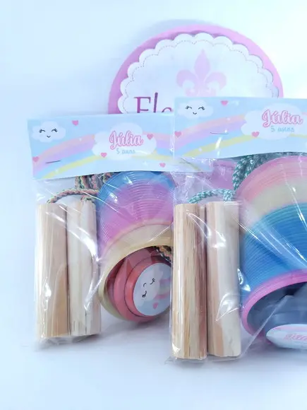 Kit Brinquedos Arco Íris Aquarela com Mola Corda e Ioiô