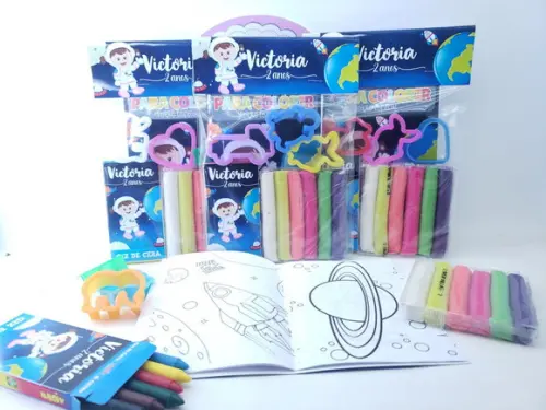 Kit de Colorir com Massinha Astronauta Menina Galáxia