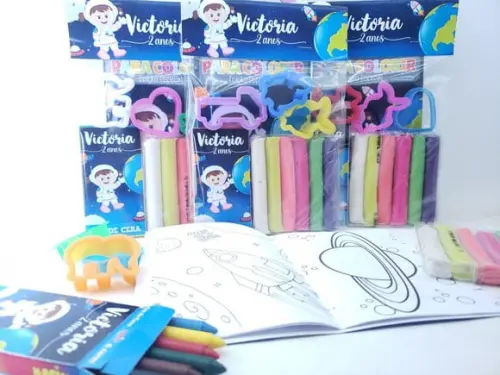 Kit de Colorir com Massinha Astronauta Menina Galáxia