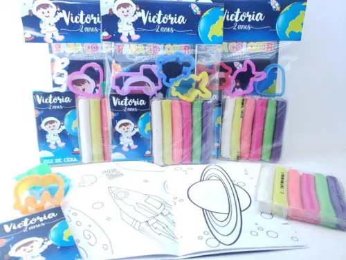 Kit de Colorir com Massinha Astronauta Menina Galáxia