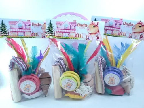Kit Diversão Festa Capivara Corda Peteca Pião e Ioiô