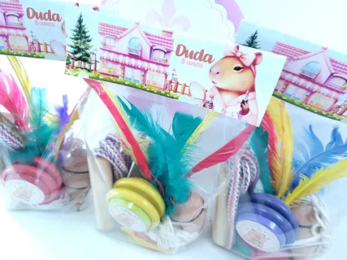 Kit Diversão Festa Capivara Corda Peteca Pião e Ioiô