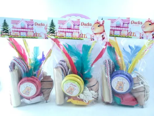 Kit Diversão Festa Capivara Corda Peteca Pião e Ioiô