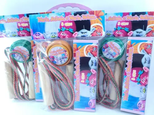 Kit Diversão Trolls Lembrancinha Dominó Corda e Ioiô