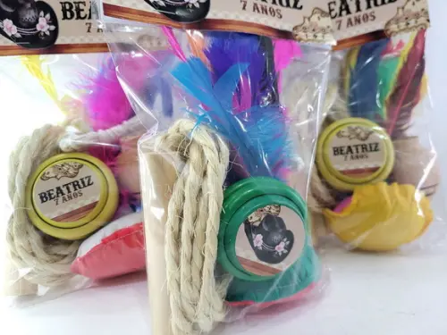 Lembrancinha Boiadeira com Corda Peteca Ioio Pião Diversão