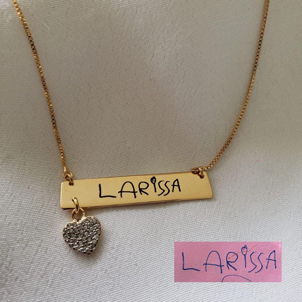 Colar placa com nome manuscrito e pingente de coração