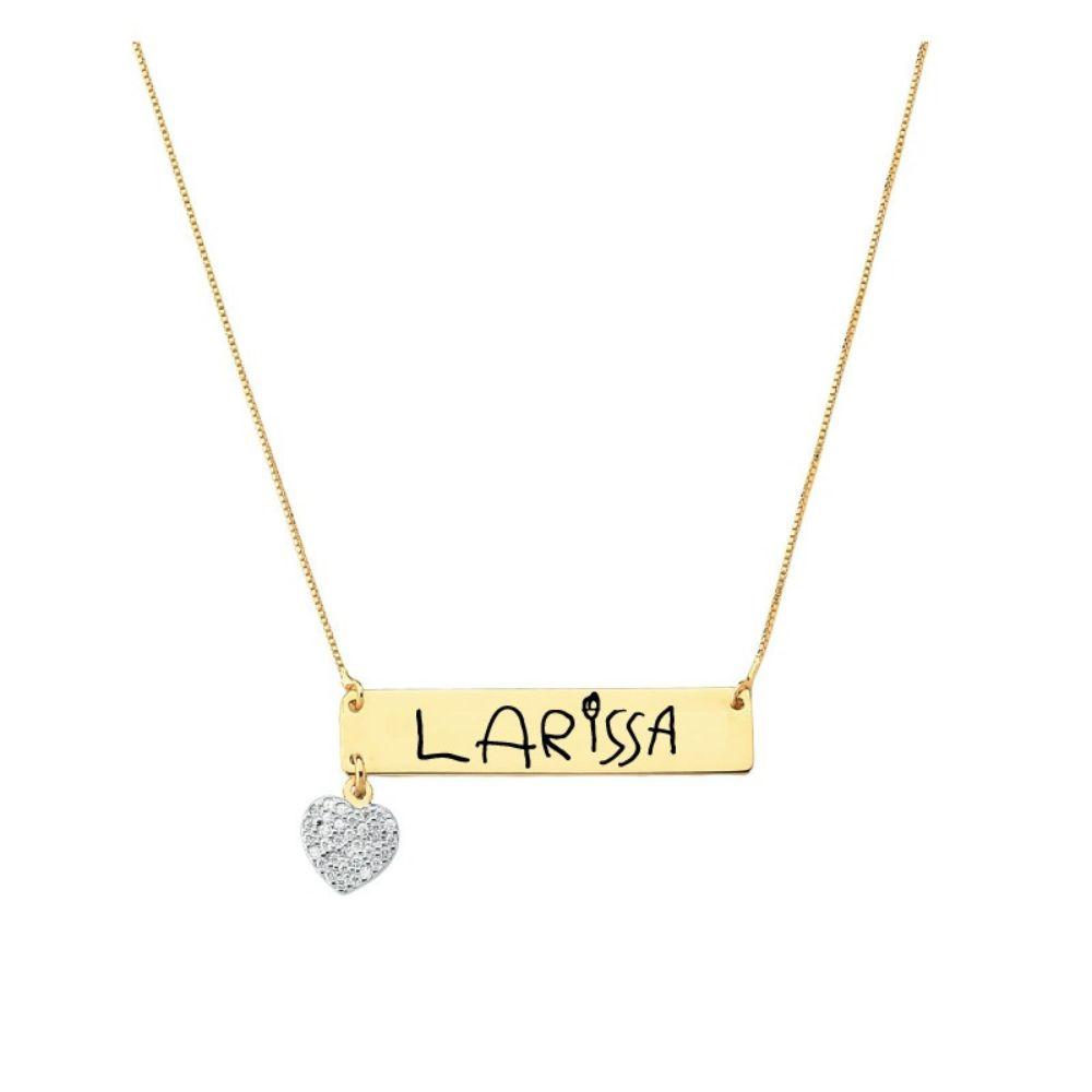 Colar placa com nome manuscrito e pingente de coração