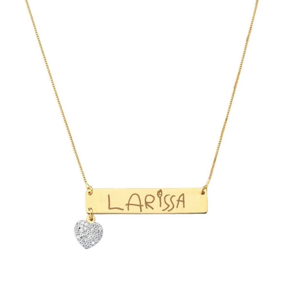 Colar placa com nome manuscrito e pingente de coração