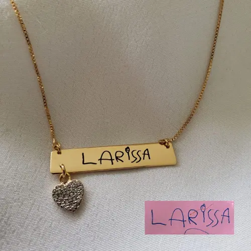 Colar placa com nome manuscrito e pingente de coração