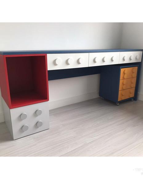 Mesa Infantil Lego 1,80m com Gaveteiro e Nichos em MDF
