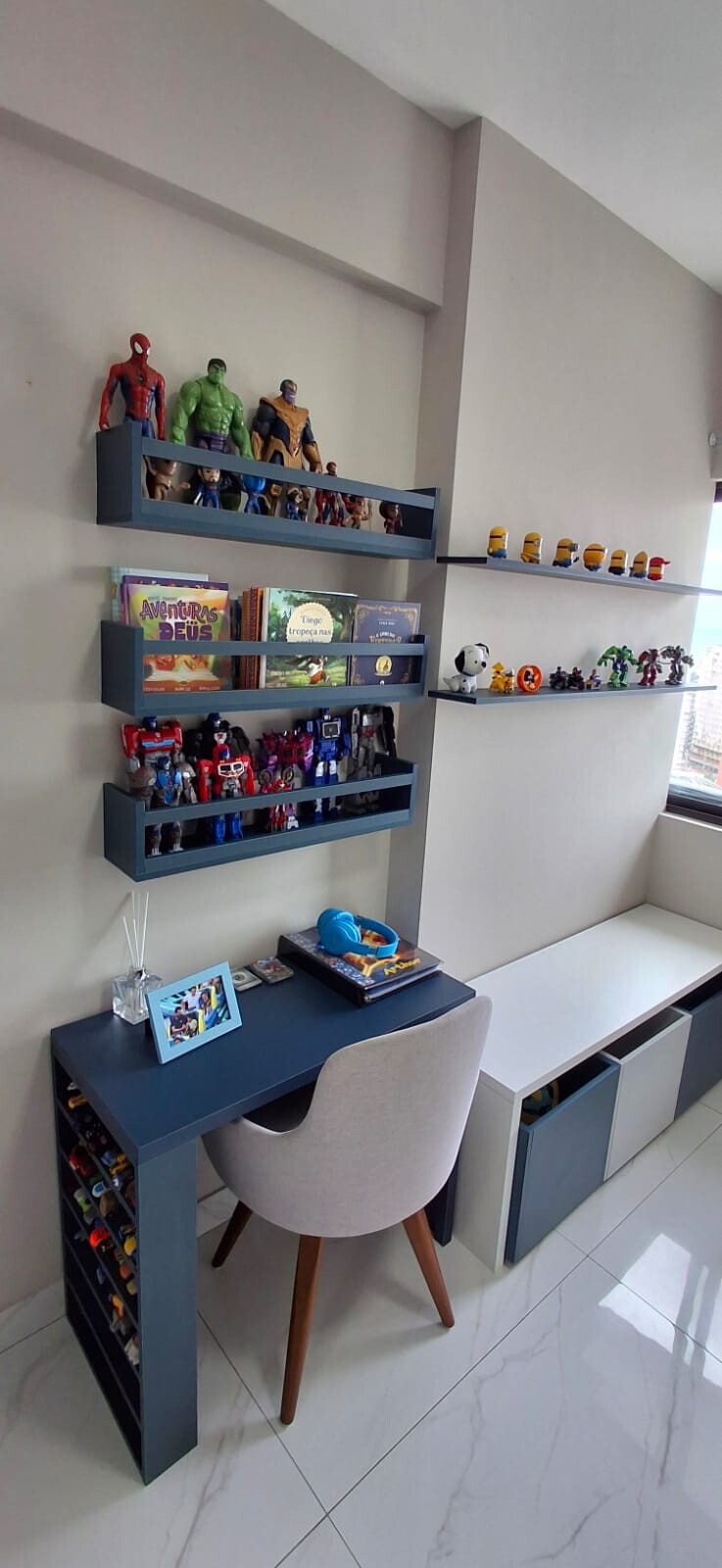 Kit Quarto Infantil com Escrivaninha e Estante de Carrinhos | MDF