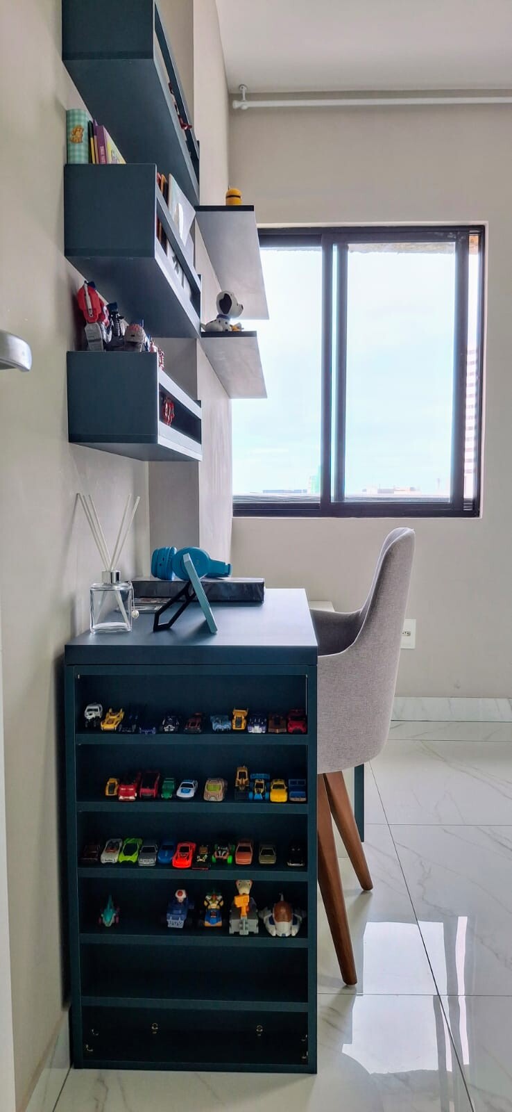 Kit Quarto Infantil com Escrivaninha e Estante de Carrinhos | MDF