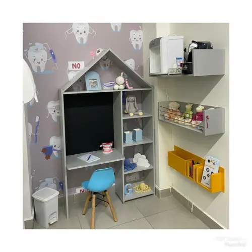 Kit Infantil Casinha Montessori com Mesa, Prateleiras e Organizador de Livros