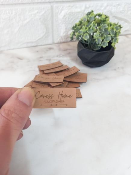 Etiqueta em Couro Sintético com Logo | 4x1,5 cm