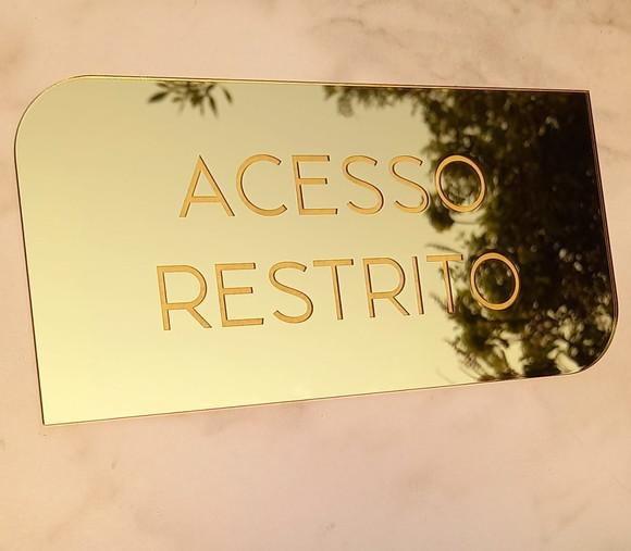 Placa Comunicação Interna Banheiro / Acesso Restrito - 1 Uni