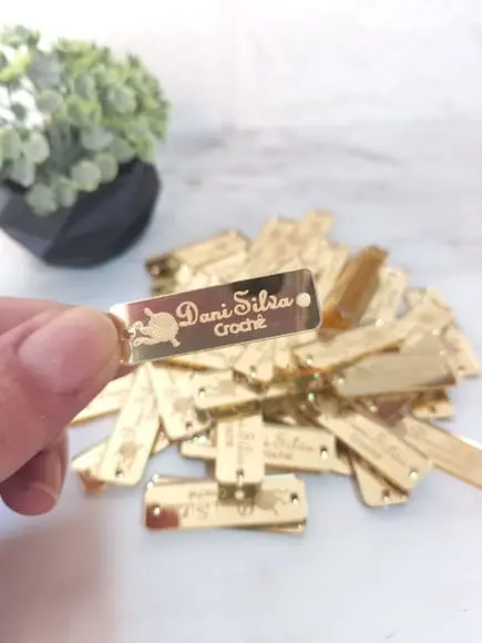 Etiqueta em Acrílico Dourado com Logo | 4x1,5cm