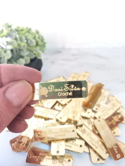 Etiqueta em Acrílico Dourado com Logo | 4x1,5cm