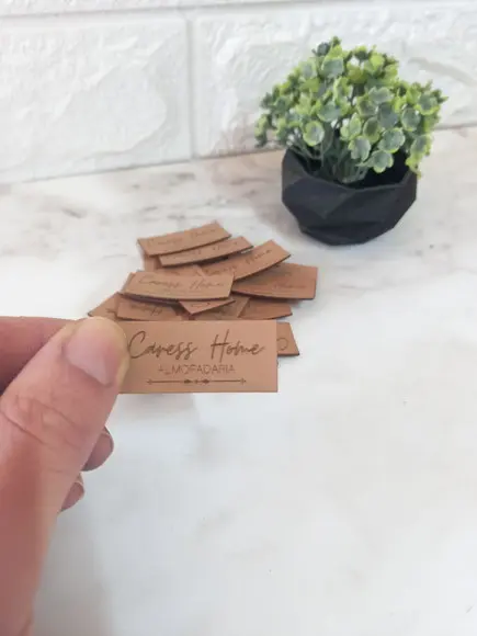 Etiqueta em Couro Sintético com Logo | 4x1,5 cm