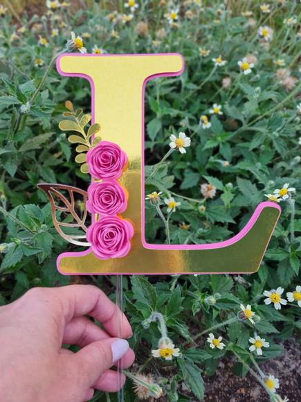 Topo de Bolo Letra Inicial com Flor
