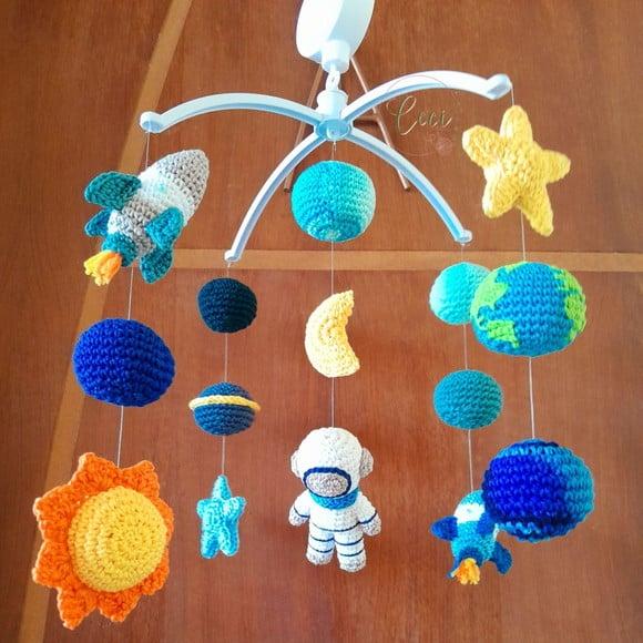Móbile Musical Astronauta e planetas amigurumi/Crochê
