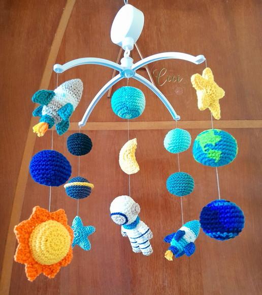 Móbile Musical Astronauta e planetas amigurumi/Crochê