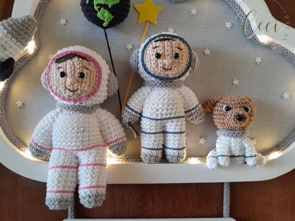 Porta Maternidade Irmãos Astronautas com o Pet Astronauta