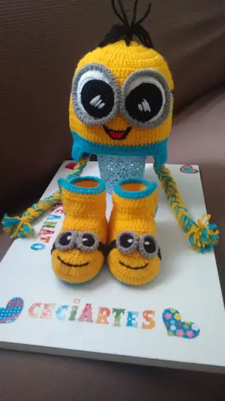 Kit Touca e pantufa  Botinha Minions