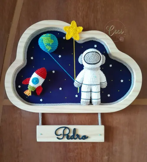 Porta Maternidade Astronauta- Nuvem em Pinus