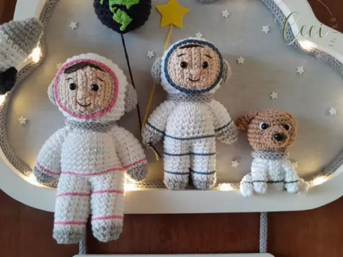 Porta Maternidade Irmãos Astronautas com o Pet Astronauta