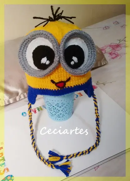 Touca infantil Minions de crochê