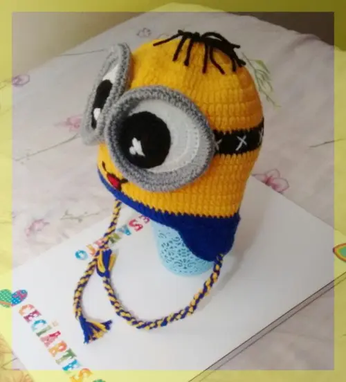 Touca infantil Minions de crochê