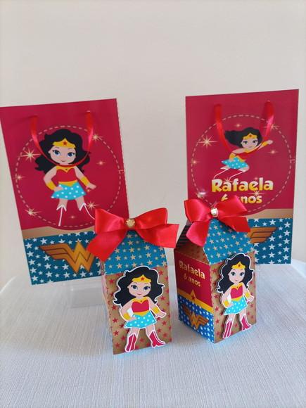 Kit com 5 Sacolinha e 5 Milk Mulher Maravilha