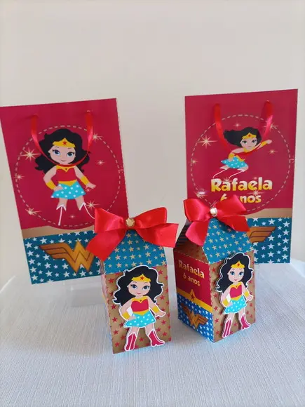 Kit com 5 Sacolinha e 5 Milk Mulher Maravilha
