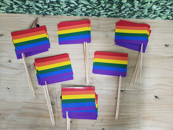 Bandeirinha Lgbt Tamanho 14x10 cm c/ Palito Churrasco