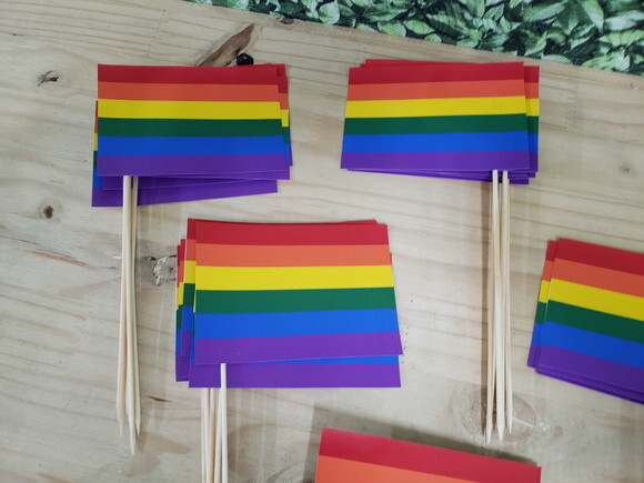 Bandeirinha Lgbt Tamanho 14x10 cm c/ Palito Churrasco
