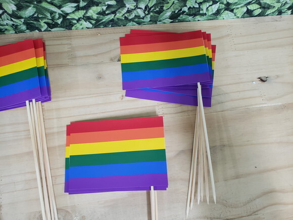 Bandeirinha Lgbt Tamanho 14x10 cm c/ Palito Churrasco