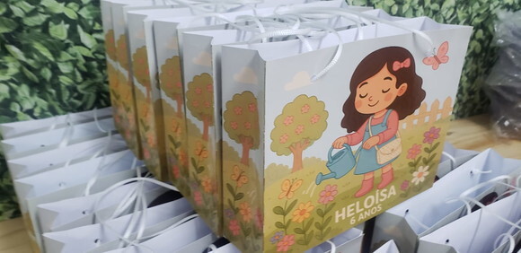 Menina no Jardim Sacola Personalizada Horizontal Pronta Entr