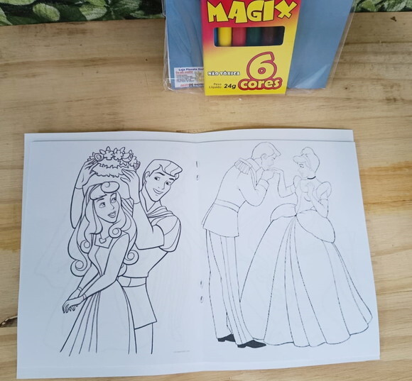 Princesas e Principes Caderninho com Giz de Cera p/ Colorir