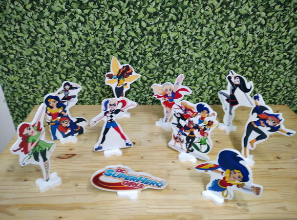 Super Hero Girls Kit Mesa Displays 10 Peças Pronta Entrega