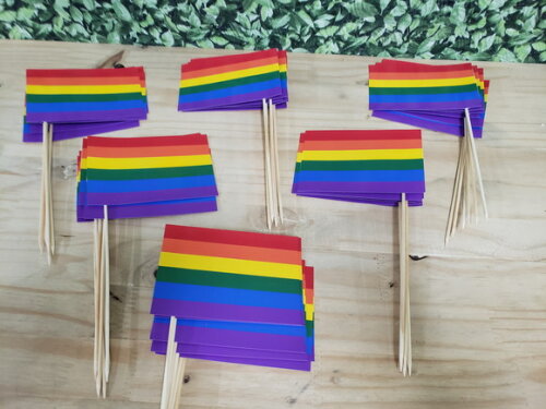 Bandeirinha Lgbt Tamanho 14x10 cm c/ Palito Churrasco