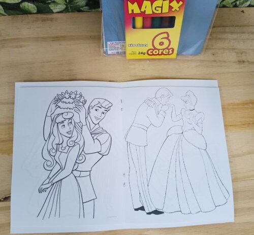 Princesas e Principes Caderninho com Giz de Cera p/ Colorir