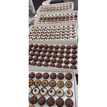 Studio MR Personalizados 10 Caixas Embalagem para transporte de 50 doces/ Bombons/ Brigadeiro./Salgados.